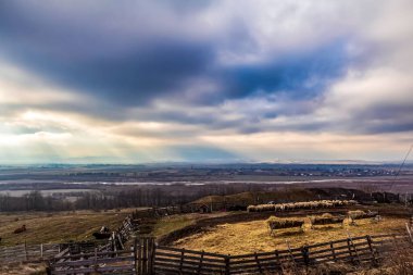 Dağları ve bulutlu gökyüzü olan güzel bir manzara.