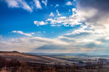 Kışın tepelerin güzel bir görüntüsü.