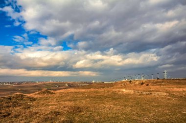 Ağaçlarla kaplı güzel bir manzara.