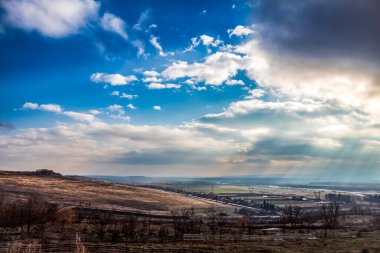 Kırsaldaki tepeden güzel bir manzara..