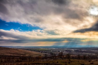 Dağları ve bulutları olan güzel bir manzara