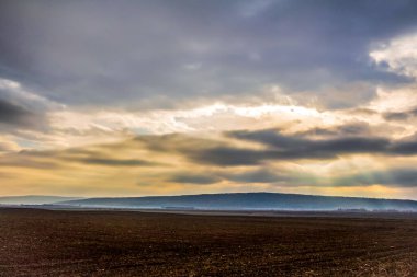 Tarlanın üzerinde güzel bir gün batımı