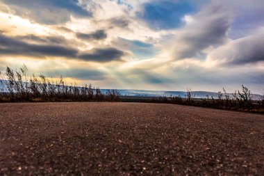 Bulutların üzerinde gün batımı, arka plan olarak fotoğraf