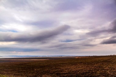 Kırsalda güzel bulutlu bir gökyüzü. Doğa.