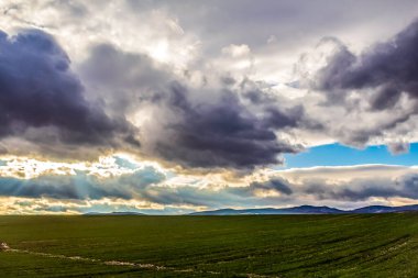 Dağlarda güzel bir gün batımı