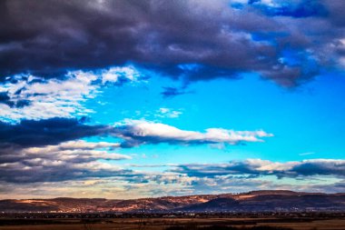 Dağın üstünde güzel bir gün batımı
