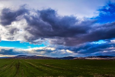 Dağ vadisinde fırtına bulutları.