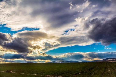Dağ manzarasının üzerinde güzel bir gün batımı