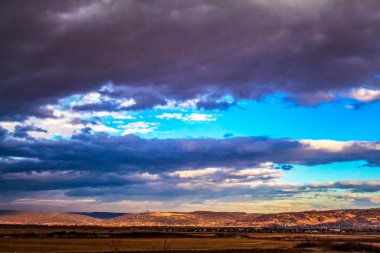 Dağlarda bulutlarla güzel bir gün batımı