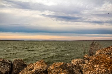 Gölün üzerinde güzel bir gün batımı