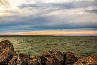 Gün batımlı güzel bir deniz manzarası.