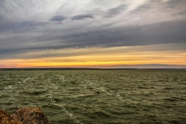 Gün batımında okyanusun üzerinde bir gün batımı