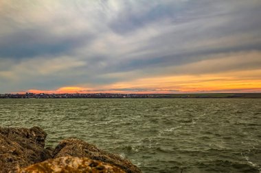 Gölün üzerinde güzel bir gün batımı