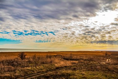 Bulutlu bir gökyüzü ile gölün üzerinde güzel bir gün batımı