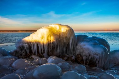 Sahilde güzel bir gün batımı
