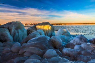 Kışın donmuş göl