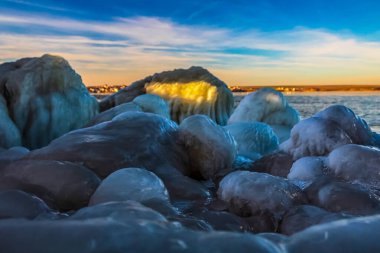 Kar ve buzla kaplı kış manzarası