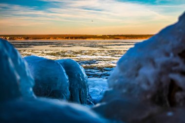 Kışın gölde yüzen buz