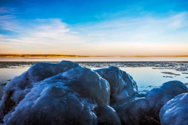 Donmuş deniz ve buz Kış günbatımında.