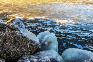 Buz kışın nehirde yüzer