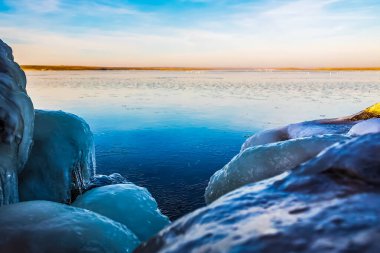 Kışın donmuş nehir