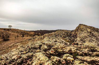 Önünde tepe olan güzel bir dağ manzarası.