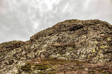 Dağlarda sıradağları olan güzel bir manzara.