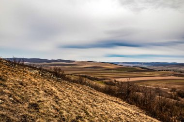 Güzel sonbahar manzarası dağlarda