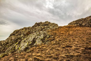 Bulutlu gökyüzü ile dağların güzel manzarası