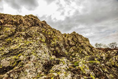 Sonbaharda Kafkasların kayalık dağları