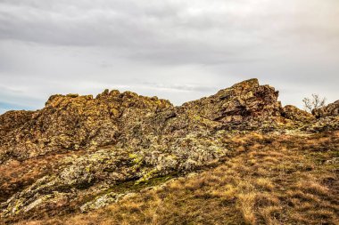 Kayalık dağlar ve bulutlarla dolu güzel bir manzara.