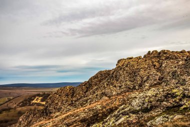Mavi gökyüzü ve bulutlarla dağların manzarası