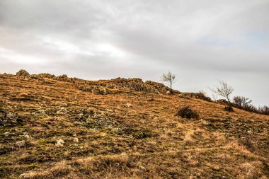 Bulutlu bir günde dağ silsilesinin görüntüsüyle manzara