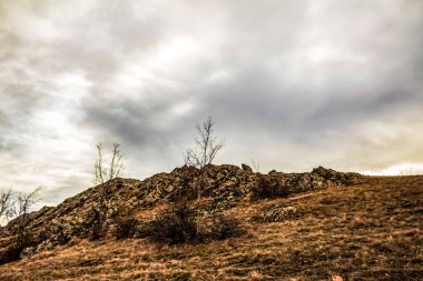 Kırsaldaki kayalık tepelerin güzel bir görüntüsü.