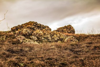 Dağlarda taş duvar, sonbahar arka planı, dağların manzarası.