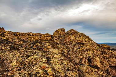 Gün batımında Karpat Dağları 'nın kayalık tepeleri. Sonbahar manzarası.