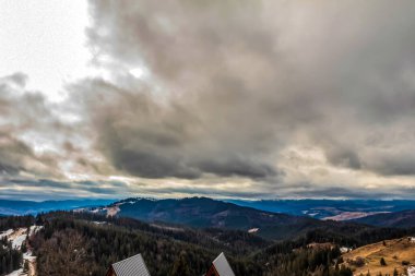 Karla kaplı ağaçlarla kaplı kış manzarası