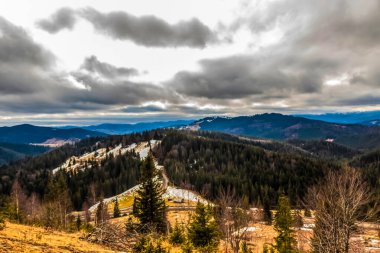 Karpatlar kışın bir dağ manzarası çizerler..