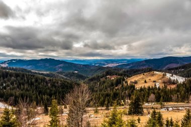 Kışın güzel dağ manzarası