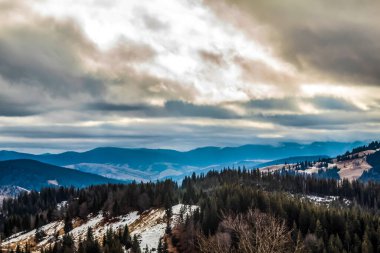 Kışın karlı ve dağ sıralı güzel kış manzarası.