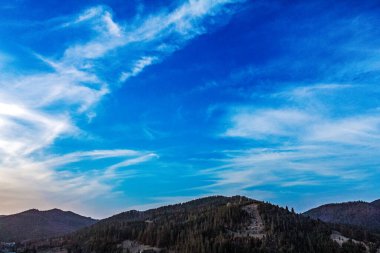 Sabahları dağların güzel manzarası