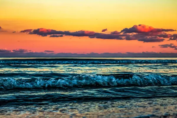 Denizde renkli gün doğumu