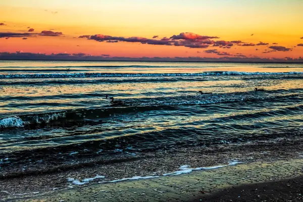 İsrail 'in kuzeyindeki Akdeniz kıyısında gün batımı.