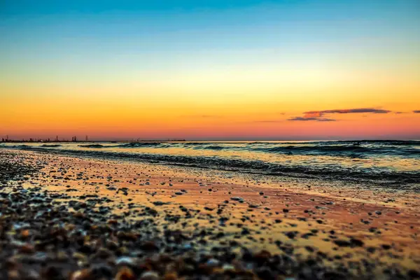 Denizin üzerinde güzel bir gün batımı