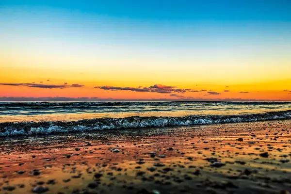 Sahilde güzel bir deniz batımı.