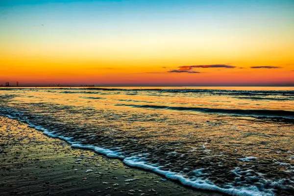 Denizin üzerinde gün batımı