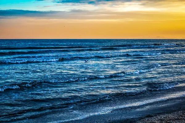 Denizin üzerinde güzel bir gün batımı