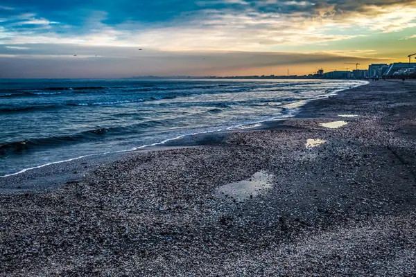 Akşamları deniz kıyısı ve gün batımı