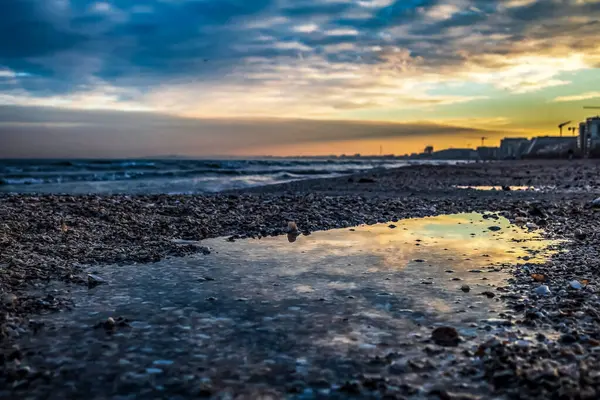 Akdeniz sahillerinde güneş doğuyor. Kışın, büyük dalgalı bir şehrin uzun pozlarıyla.