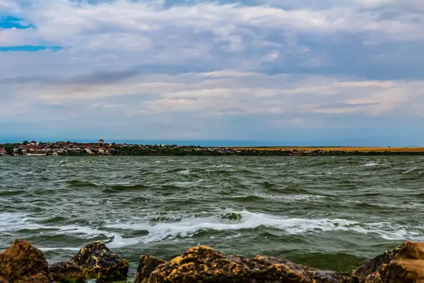 Yazın göl manzarası